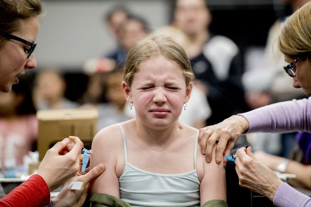 DeKaap's tweet photo. Vaccinatiegraad Utrechtse Heuvelrug onder de maat HEUVELRUG De vaccinatiegraad binnen de gemeente Utrechtse Heuvelrug ligt nog steeds onder de maat. Dat heet wethouder Hans Waaldijk (OPEN) donderdagavond laten weten op vragen van... https://t.co/Kre4WU7aM6 https://t.co/UPjNzpLx2z