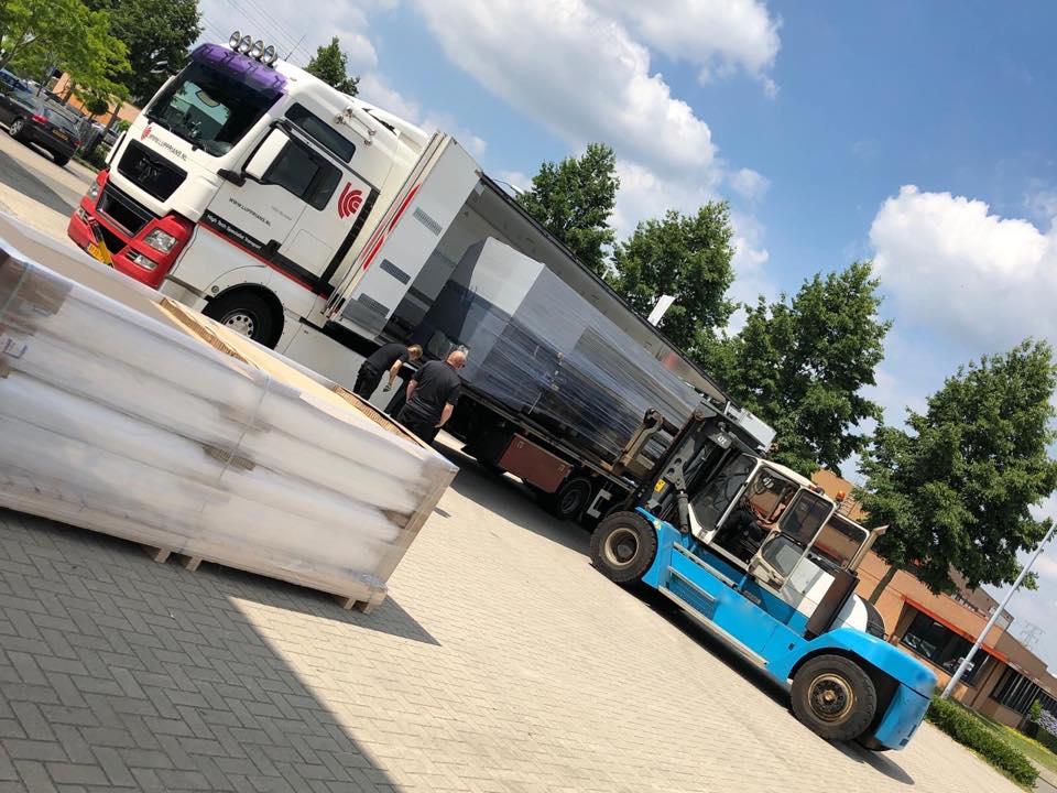 Lupprians's tweet photo. Now that’s what we call a FTL.
Full truck load with so-called 5 mtr roll-to roll UV printer to be taken back to its maker in Italy.
https://t.co/FlE41QOTLw orderdesk@lupprians.nl +31294458121
#lupprians #lupprianshq #luppriansnl #printing #graphicindustry #dedicatedtransport https://t.co/LEQVM6Chzk