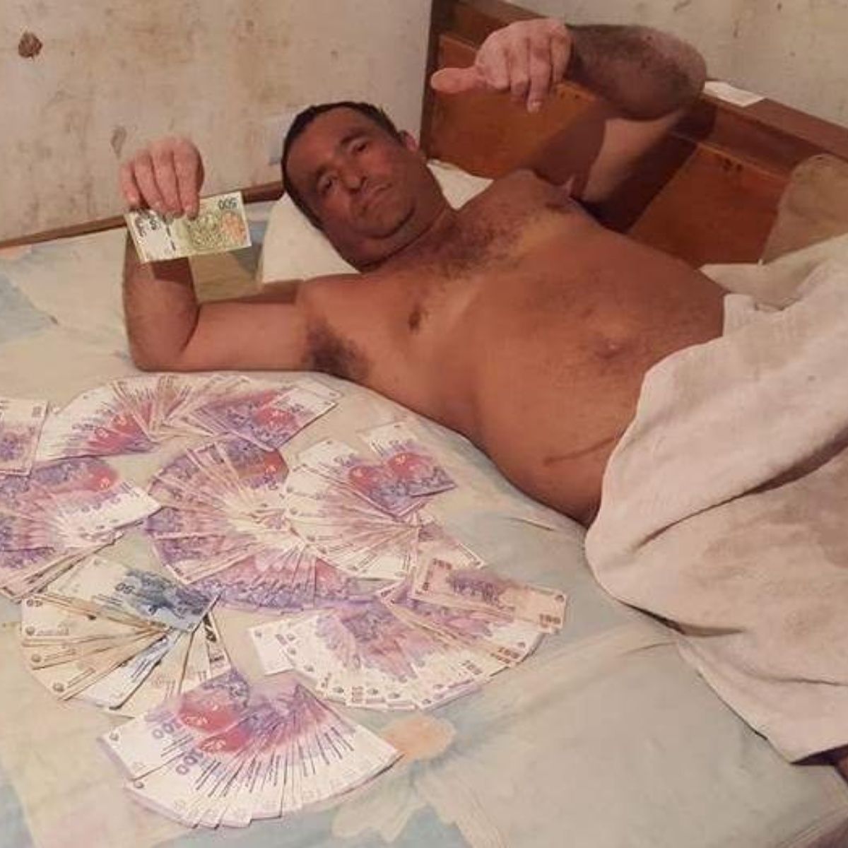 Se fotografió semidesnudo, tiene denuncias por violencia y vuelve a ser concejal - zpr.io/gdei5