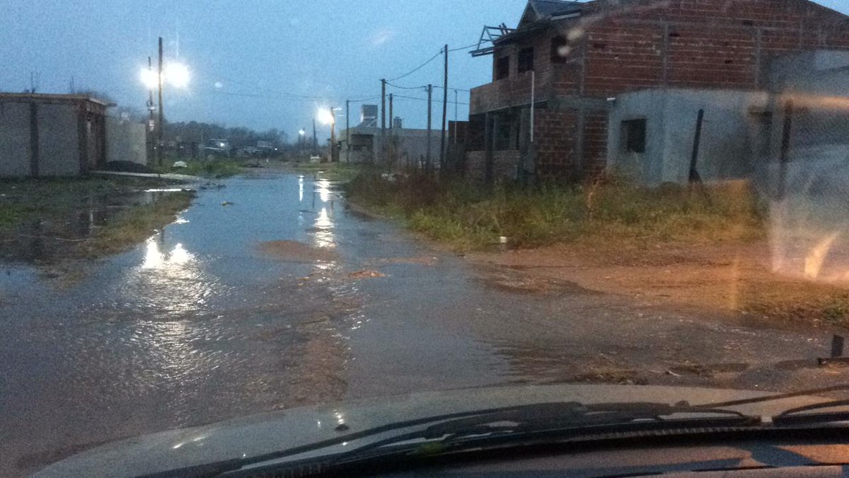 Vecino de la zona de 17 y 607 reclaman por calles anegadas. Plantean que después de una lluvia es difícil transitar por el lugar. #SN