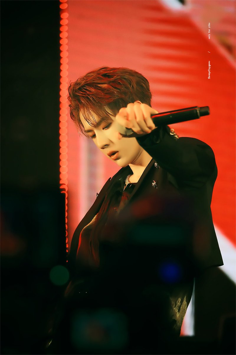 19970805com's tweet photo. 190602 YH CONCERT #Yibo 🔥 https://t.co/OfChazLC1p