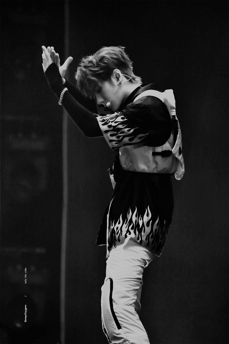 19970805com's tweet photo. 190602 YH CONCERT #Yibo 🔥 https://t.co/OfChazLC1p