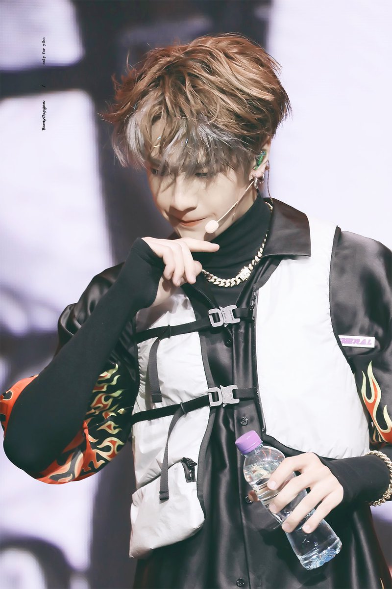 19970805com's tweet photo. 190602 YH CONCERT #Yibo 🔥 https://t.co/OfChazLC1p