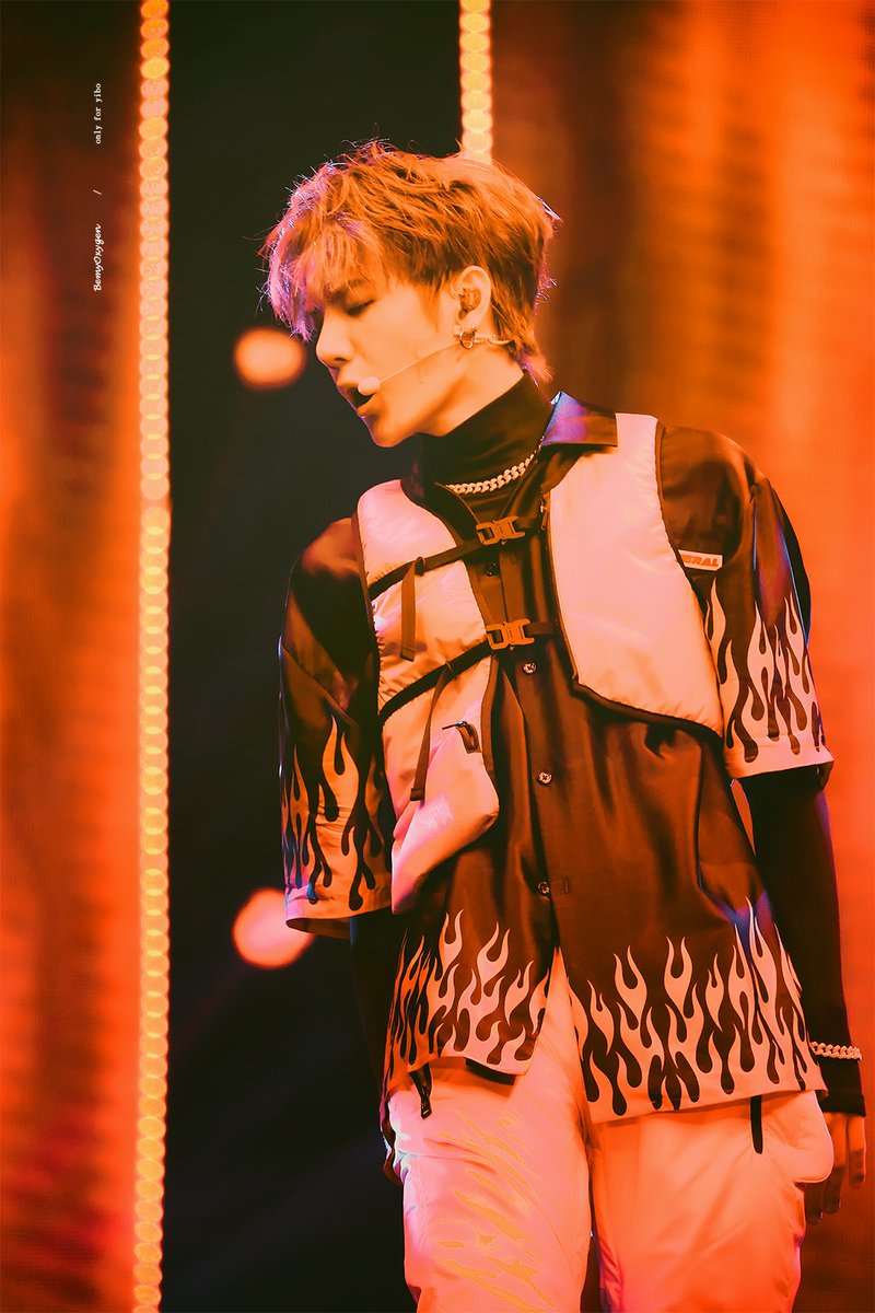 19970805com's tweet photo. 190602 YH CONCERT #Yibo 🔥 https://t.co/OfChazLC1p