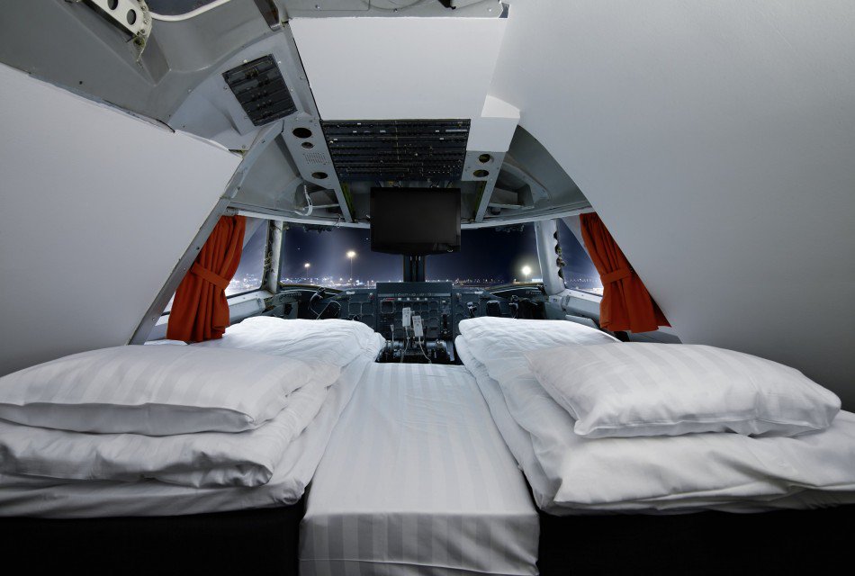 tripoki's tweet photo. Stockholm Arlanda Havaalanı’nda 1976 yılında tamamlanan ve bir süre sonra devre dışı bırakılarak Jumbo Stay Hotel olarak hizmet vermeye başlayan Boeing 747 tipi bu uçakta, enteresan bir konaklama deneyimi sizi bekliyor. > https://t.co/HUbvXTgi55 #otel #seyahat https://t.co/sH9HIRdpXk