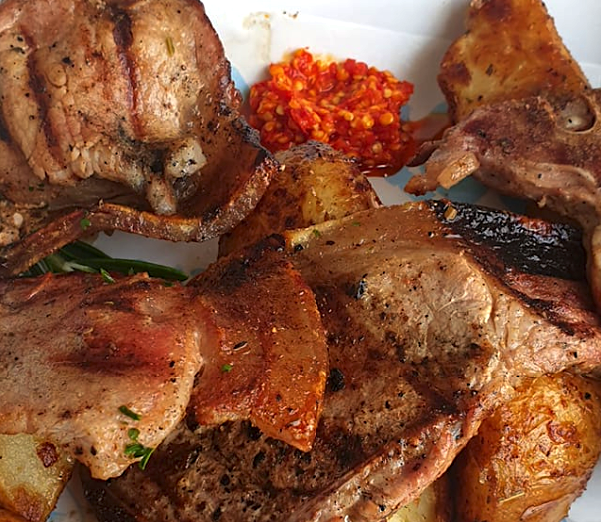 BenoniNikos's tweet photo. Gorgeous #Greek skinny pork chops for Mark Jabour! 🍴🧿🇬🇷 Get free delivery on all your #Nikos favourites until Sunday when you order through Mr D Food! 🙌🚗

#NikosBenoni #NikosCoalgrillGreek #EatGreek #FreeDelivery https://t.co/g0OUZUsnCB