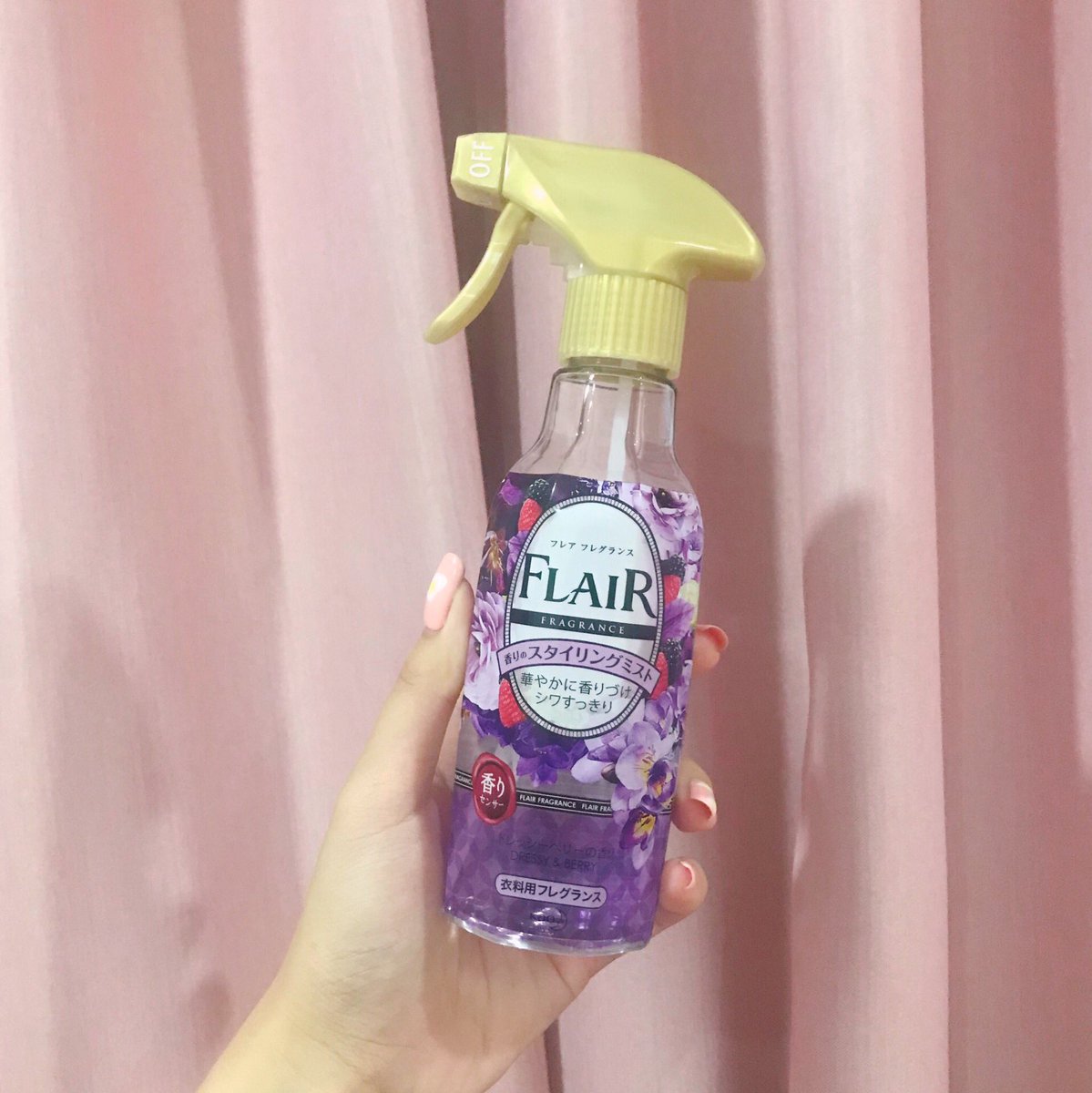 puypuyreview's tweet photo. ซื้อมาลองว่าฉีดละเรียบจริงมั้ย คือเรียบนะ ลองกับอีกตัวที่ยับกว่านี้ก็ยังเรียบ พวกเสื้อยืด เสื้อ shirt โอเคเลย แต่ถ้าเป็นพวกผ้าหนาๆ ใยสังเคราะห์จะช่วยได้ในระดับนึงน้า ไม่เนี๊ยบเท่าเตารีด ฉีดละตบๆลูบๆผ้า รอให้มันแห้ง ประหยัดเวลาได้ กลิ่นสีม่วงคือหอม 💜 #ไว้รีวิวห้ามขายของโว้ยย https://t.co/tiM1SJwkIl