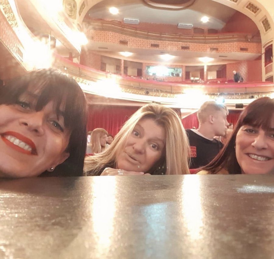 AngeldebritoOk's tweet photo. Acusan a estas mujeres de haberle arruinado la función a Cabré y LAURITA anoche. Gritos y escándalo https://t.co/6Xsvp0xnK5