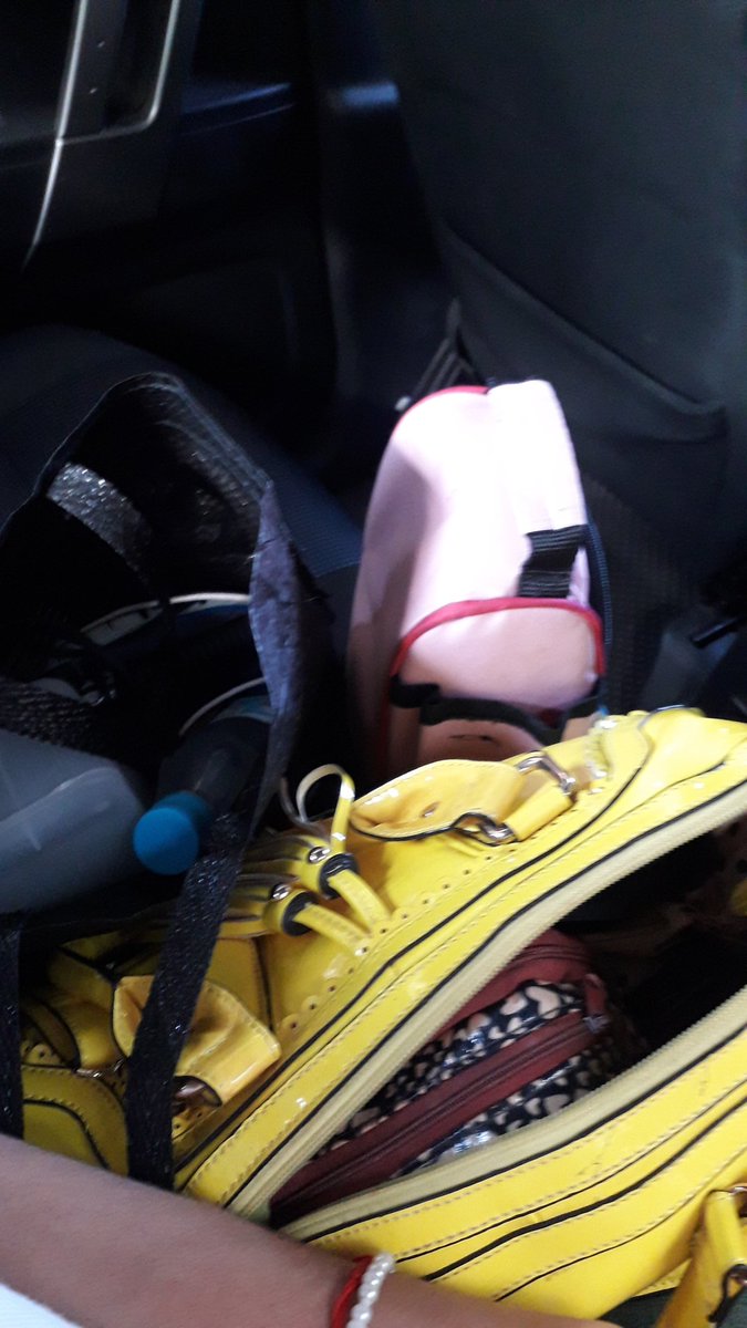 De a tres bolsos 😂 así ando siempre, la misses andamos con muchísimas cosas encima! #LosEsencial #Mividaen3bolsos