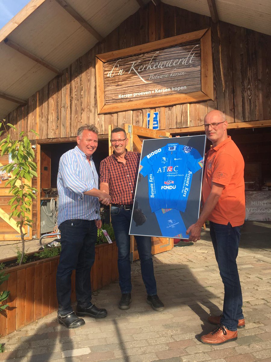 A.s. zaterdag en zondag vindt de Kersentocht 2019 plaats! Er zijn drie fietstochten die langs de kersenboomgaarden van de Betuwe gaan. De laatste stop is bij boomgaard d'n Kerkewaerdt waar je gratis kersen mag eten! betuwekers.nl/kersentoertoch… #BetuweKers #Betuwe #TielFruitstad