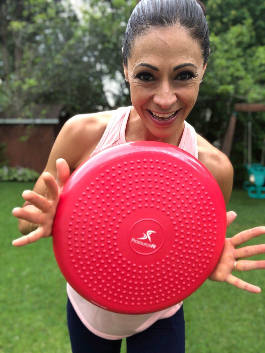 LisaMateoTV's tweet image. A core balance disc like this one from @prosourcefit is a great way to incorporate intensity into your routine because it adds a balance challenge working multiple muscles simultaneously. Head to my wellness Instagram for a few moves @lisamateowellness #sponsored #prosourcefit