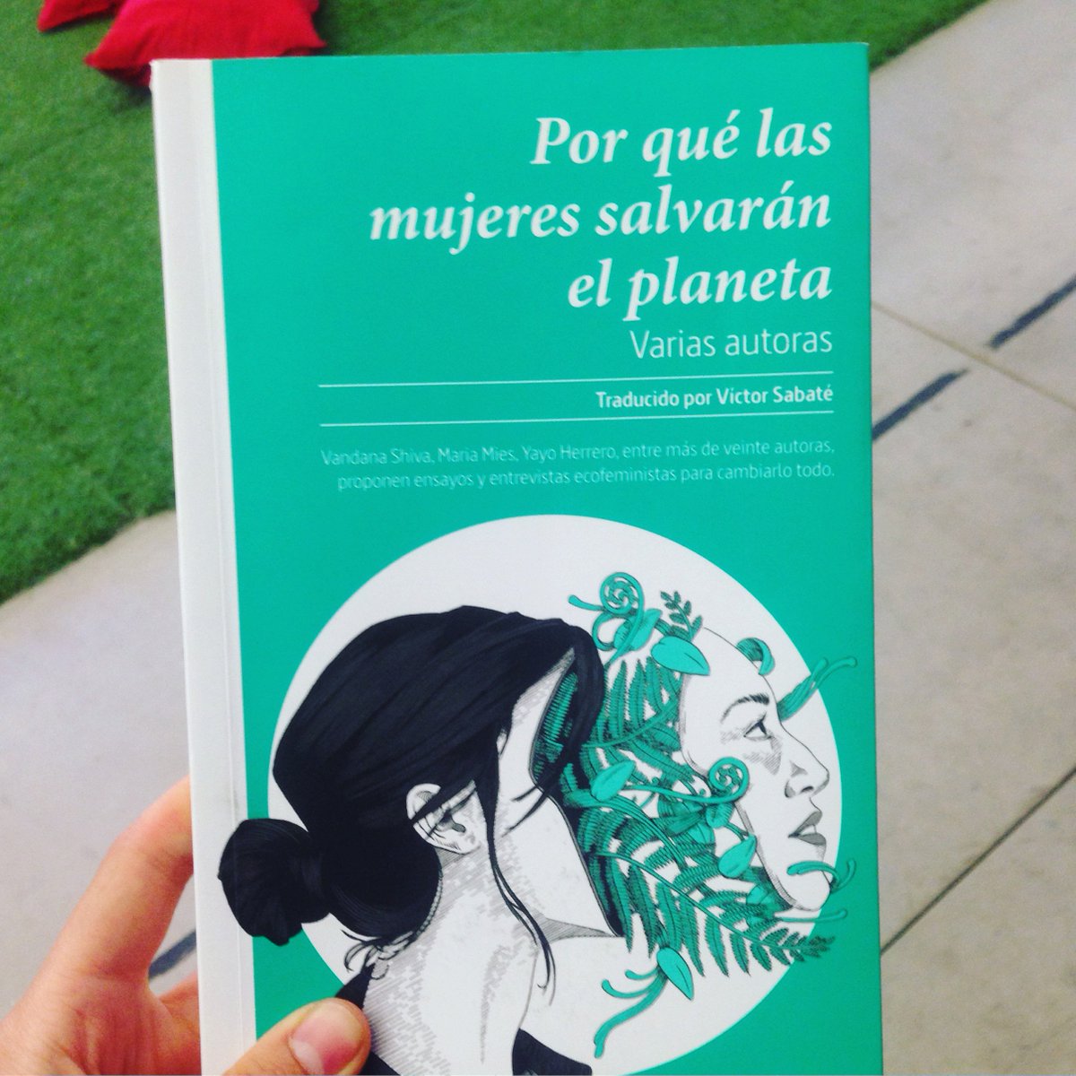 stayhungry_bcn's tweet photo. Nuevamente vuelve a aparecer este libro, esta vez recomendado por @pinvisibles en el ##SummerlabAT2019 Lo compartimos y prometemos hacer un post más detalle sobre la interesante experiencia https://t.co/A5Y8XDeyDA