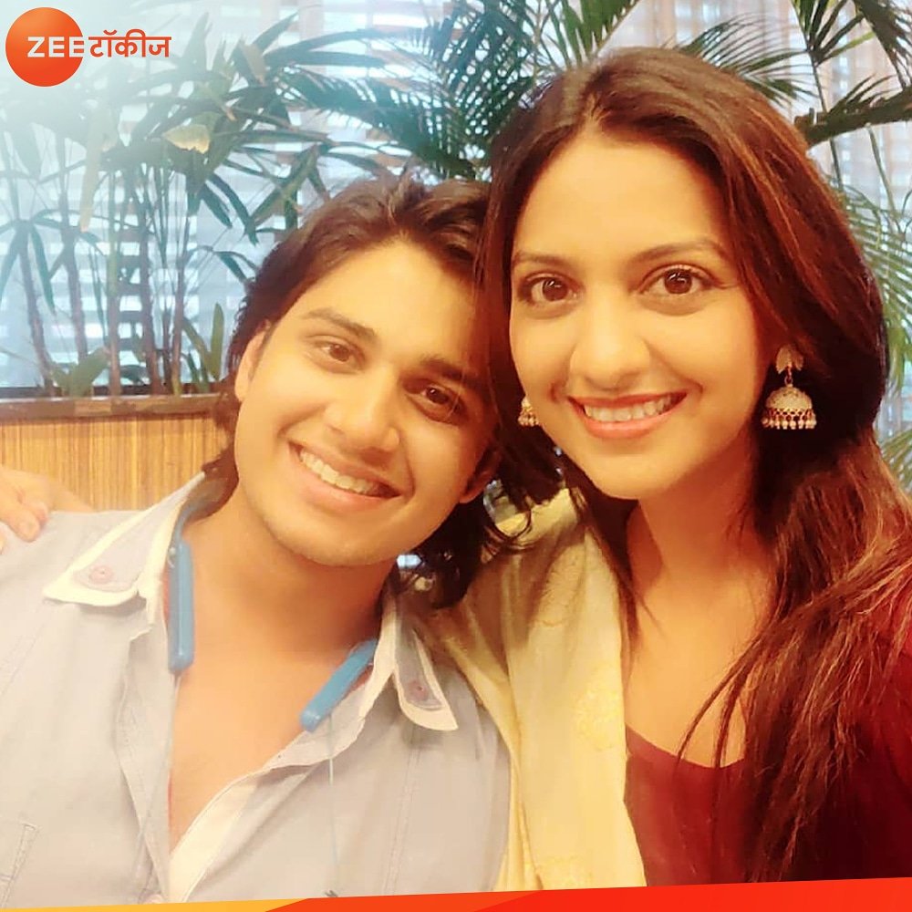 ZeeTalkies's tweet photo. 'ती सध्या काय करते' मधून आपली मनं जिंकणारे अभिनय आणि तेजश्री. 😍 #AaplaZeeTalkies https://t.co/nPKQgdNI1o