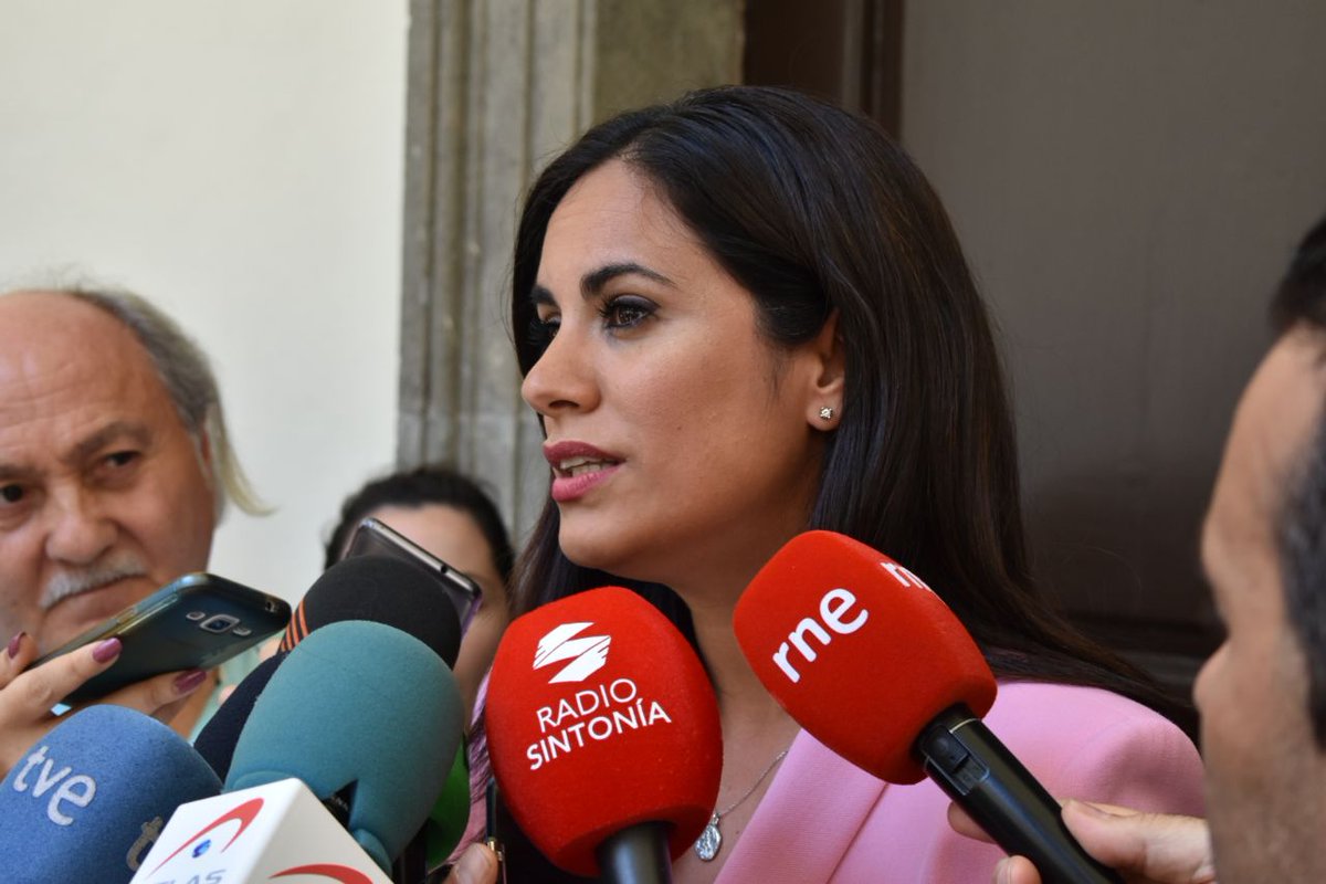 CsCanarias's tweet photo. 📸 @Vidinae "Para llevar a cabo las propuestas del cuatripartito será necesario un aumento de impuestos; aumento de impuestos en el que no creemos" en @parcan
#CsParcan 🇮🇨 https://t.co/EyZrBJongi