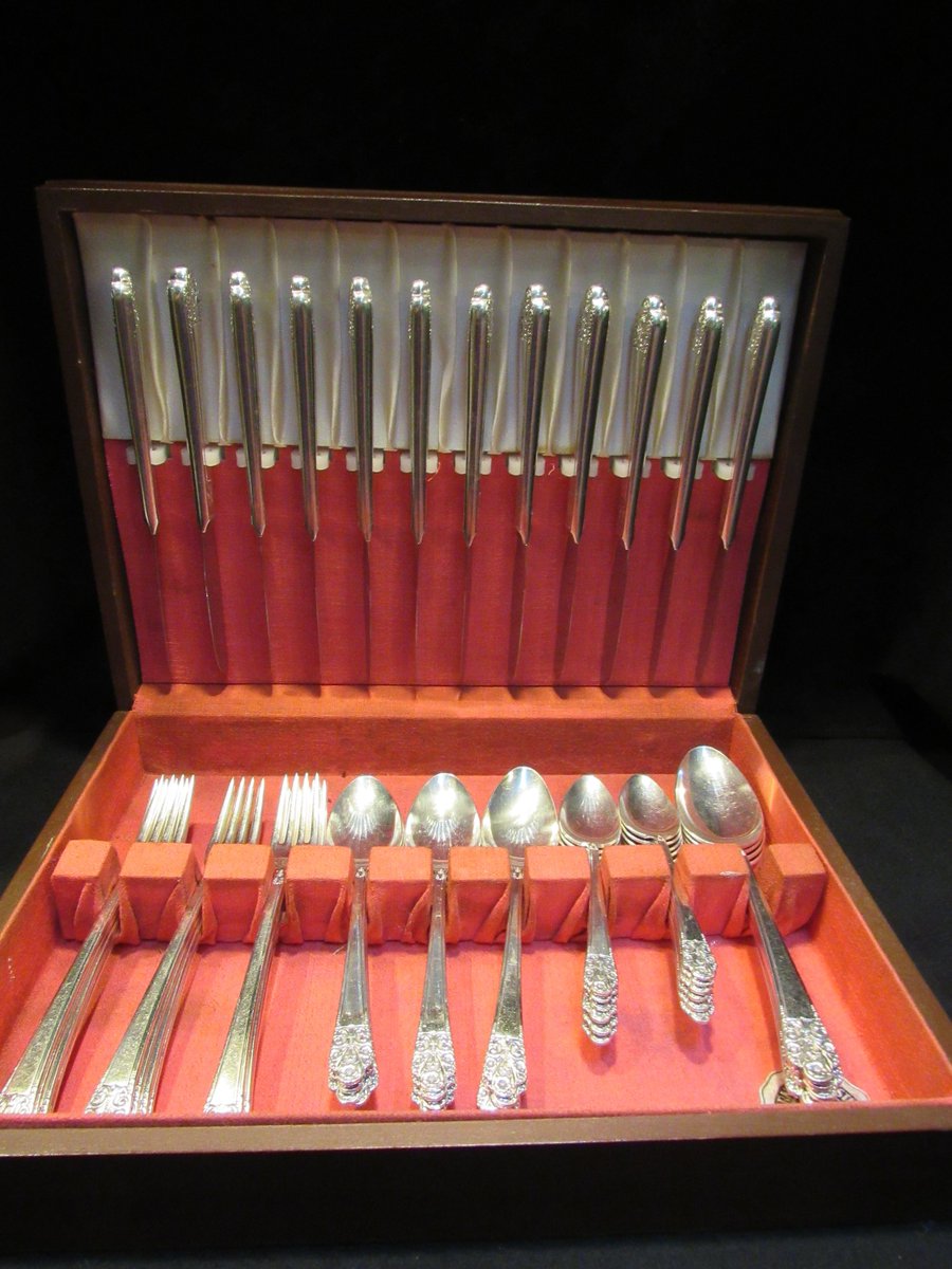 DigginThruTheAt's tweet photo. Excited to share this item from my #etsy shop: Precious Silverplate 1941 Rogers by International Silver, Silverplate Flatware, Service for 12, 53 Pieces (1702) https://t.co/akj3TNll99 #housewares #silver #brown #metal #retroflatware #flatwareset #vintageflatware https://t.co/VzKMEr4ZCe