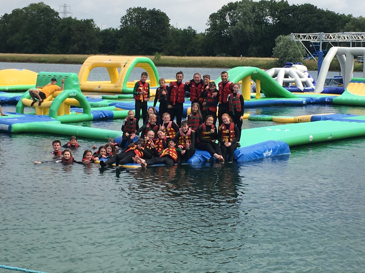 Group photo from our students on the Box End rewards day trip. Hope the water isn't too cold! #boxendpark #waterpark #rewardstrip #fundayout @BoxEndPark