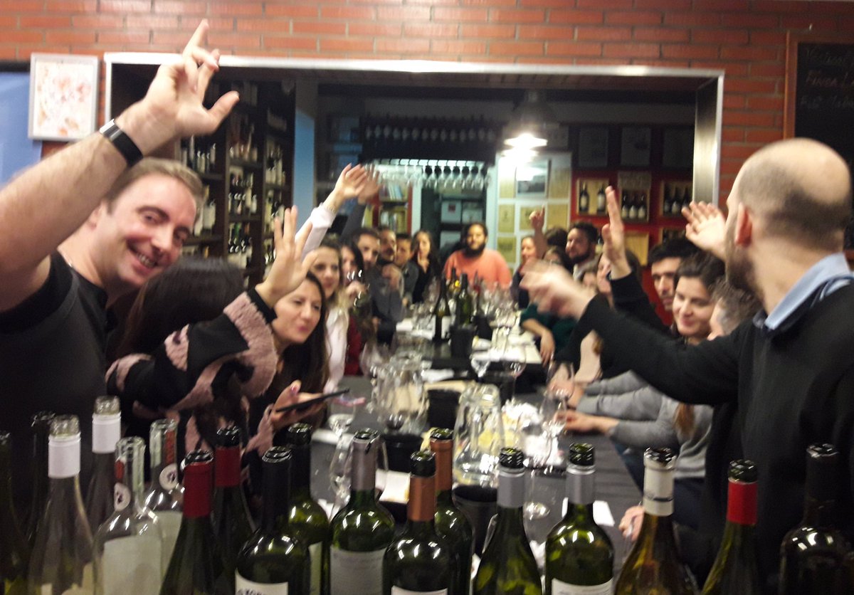 VinotecaMRWines's tweet photo. Los estudiantes de 1er año de sommelier probaron algo anoche! Gracias @brianatkinson_ y @eze_mate por ayudarme a organizar y acercar tan lindo grupo!! https://t.co/J4mle8oloB