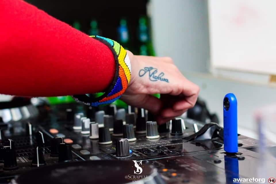 KasiDuchAz's tweet photo. Gotta bring that π₯ to winter!
Ngiyabonga @Scrapyard_nn for having meπ€πΏ
#DJ #FemaleDJ #KasiMlungu #HouseMusic #TheDuchAz #johannesburg #gauteng #southafrica #southafrican #Newcastle #KZN #kwazulunatal #audiotechnica #iamdailyfriday #superbalist #revlon https://t.co/Qyy21KjkeQ