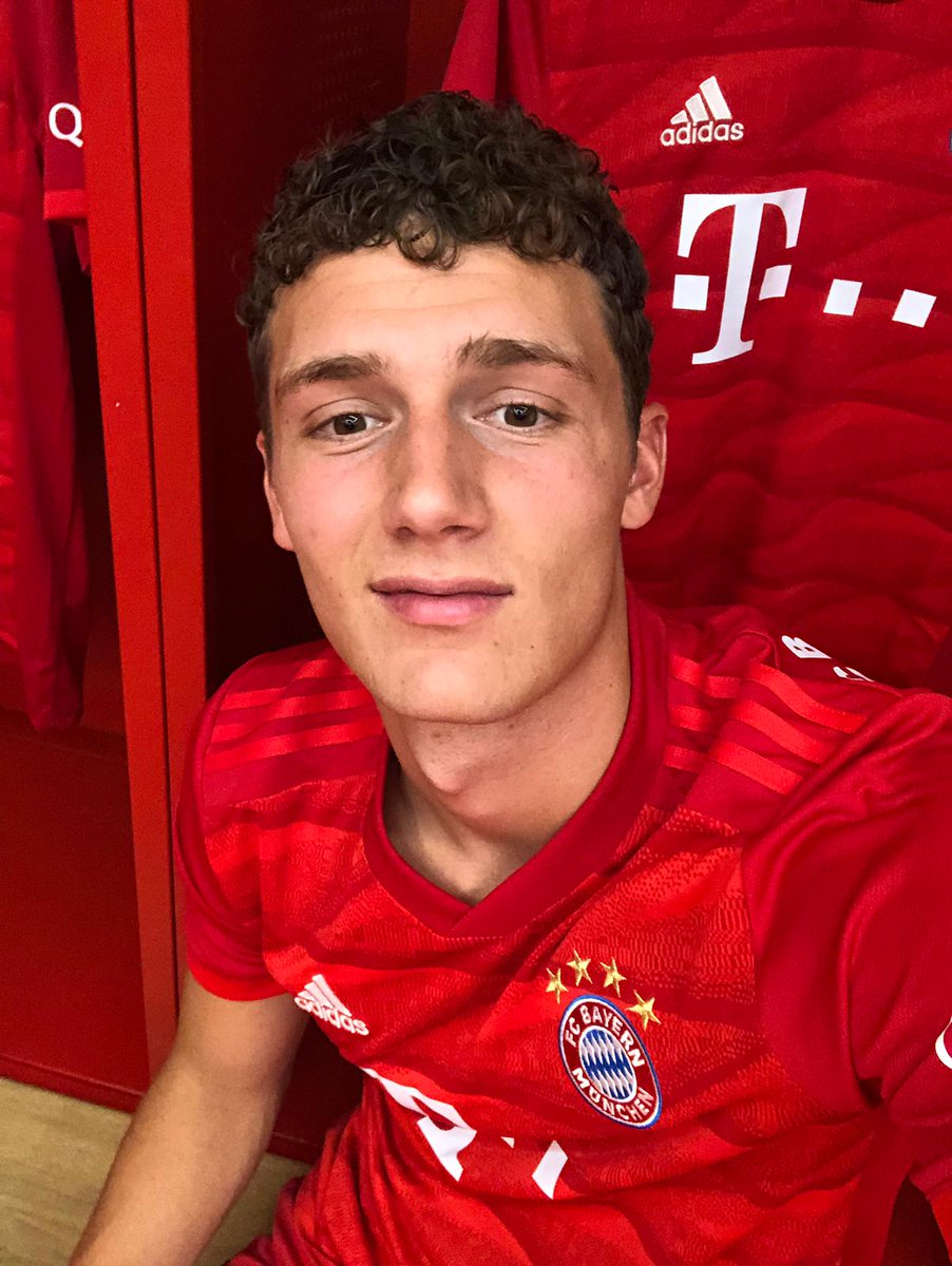 FCBayernES's tweet photo. ♦️ ¡Te queda de fábula, @BenPavard28! ♦️ 

#ServusBenjamin #FCBayern https://t.co/TRrshMGwyQ