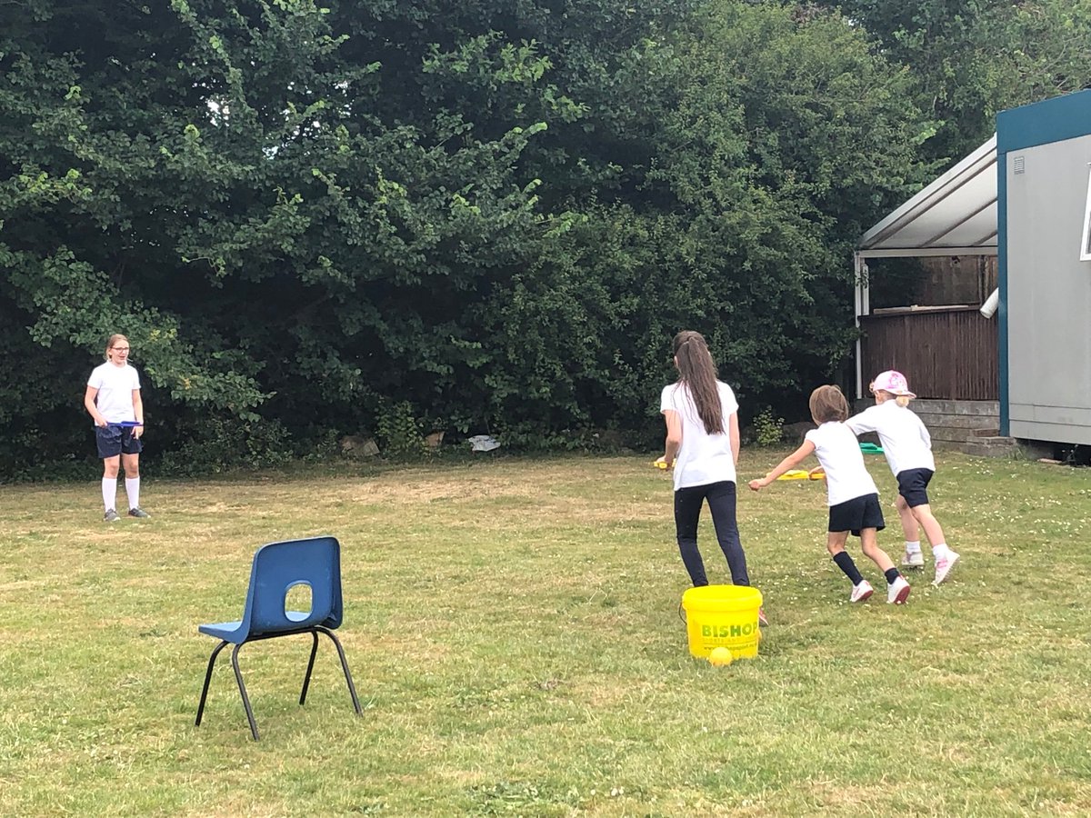 CTK_CPS's tweet photo. Year 6 enjoying PE with reception. #oldesttoyoungest #smile #rolemodels https://t.co/Y2fZyfWwzv