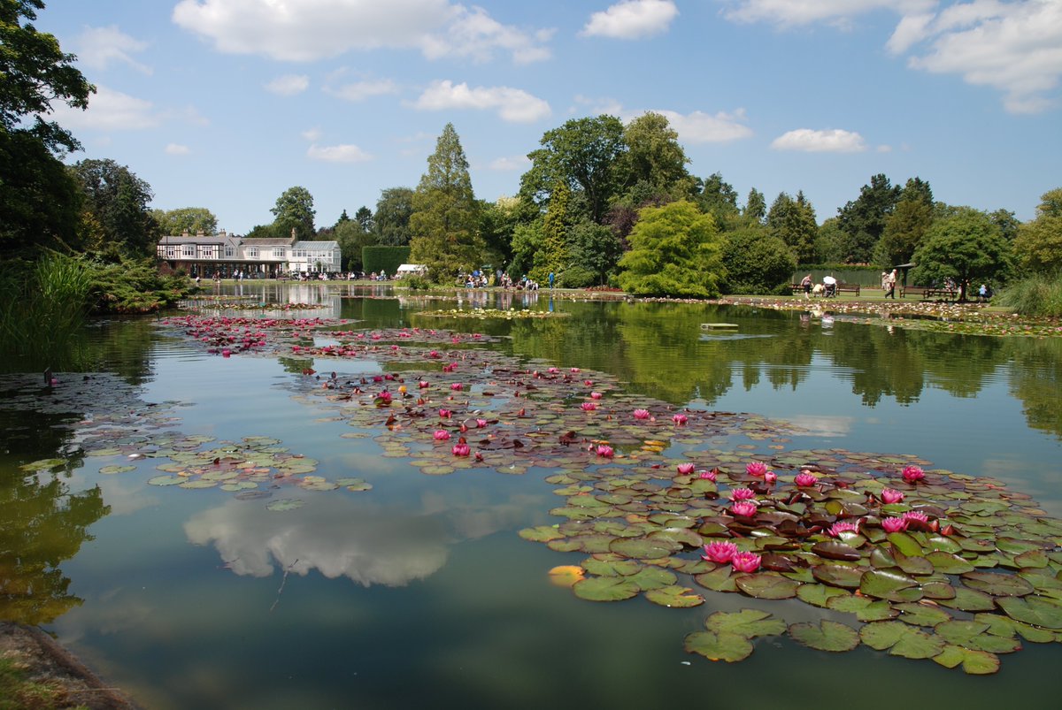 HeritageFundUK's tweet photo. Our 25-year love affair with public parks 👉https://t.co/VAaotuXegf 

#NationalLotteryHeritageFund has invested £1.6billion of #NationalLottery money in landscapes and nature. That includes more than £950m in public parks and cemeteries 🌳🐞🌹#LoveParks https://t.co/Mg40Kuagb1
