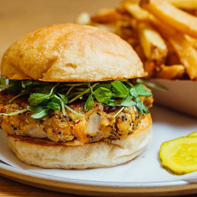 🌱 *NEW* Veggie Burger 🌱
Loaded with beautiful vegetables 
mashed chickpeas, roasted carrot + onion lightly tossed in our cumin-coriander-fennel spice blend, topped with pea shoots + our sun-dried tomato aioli on a klingers farmhouse bun 
_
#veggie #v… ift.tt/2YQCit8