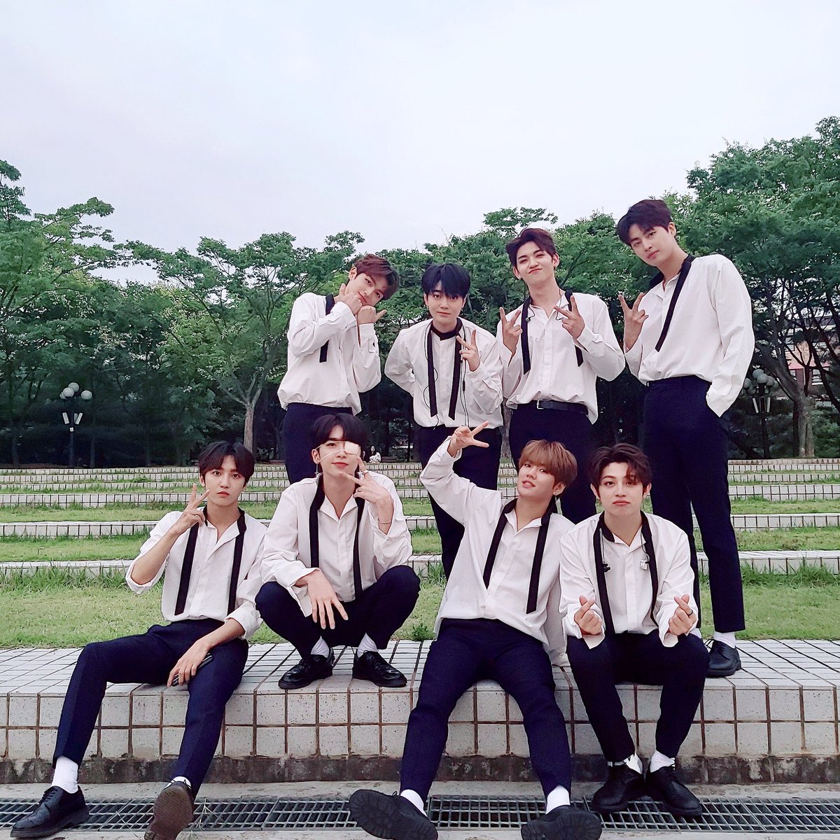 UP10TION's tweet photo. [#업텐션] 오늘도 함께해 준 허니텐! 진심으로 고마워요💛🧡 

#UP10TION 
#안양신필름예술영화제 https://t.co/jtUd4M6o2S