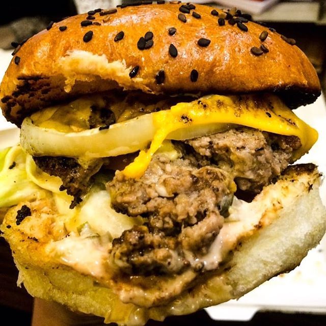 Raffy931's tweet photo. ANG SARAP!!! 😍 Looking forward to having more. Kasalanan mo 'to, @ricochismoso !

Grabbed picture of @marksherwinmanansala 😊

#SmashAndBite @SmashAndBite https://t.co/zvlJQxICC5 https://t.co/dGkes98bWA