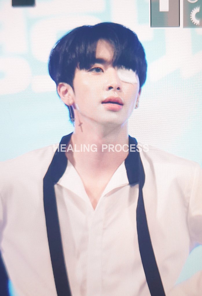 UP10TION_XIAO's tweet photo. [PREVIEW] 190712 안양신필름예술영화제 #업텐션 #UP10TION #샤오 #XIAO @UP10TION 
언능낫기😭 그래도 프로페셔널한거 멋있었어👍🏻 https://t.co/2X49ctYwrI