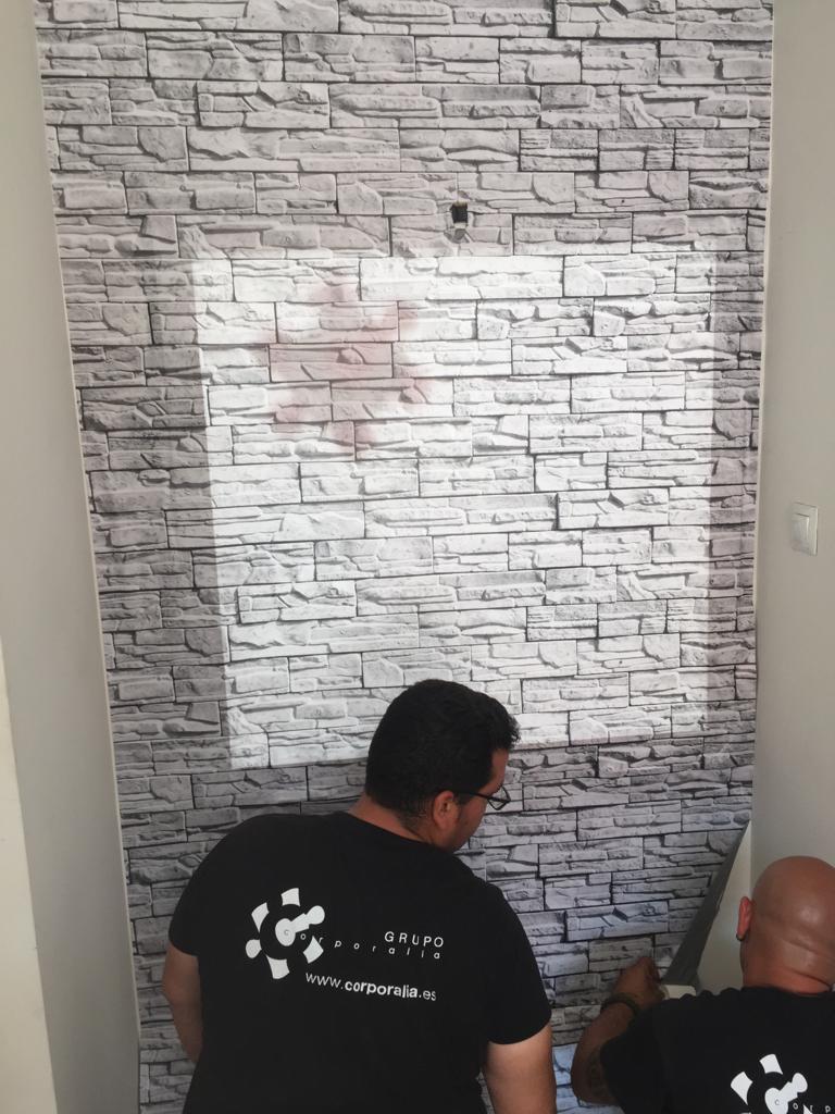 GrupoCorporalia's tweet photo. ¡Redecorando nuestra oficina! La imagen es importante fuera y dentro… 😜 ¡Ya veréis el resultado!
#vinilando #vinilo https://t.co/WlhKw5ilxq