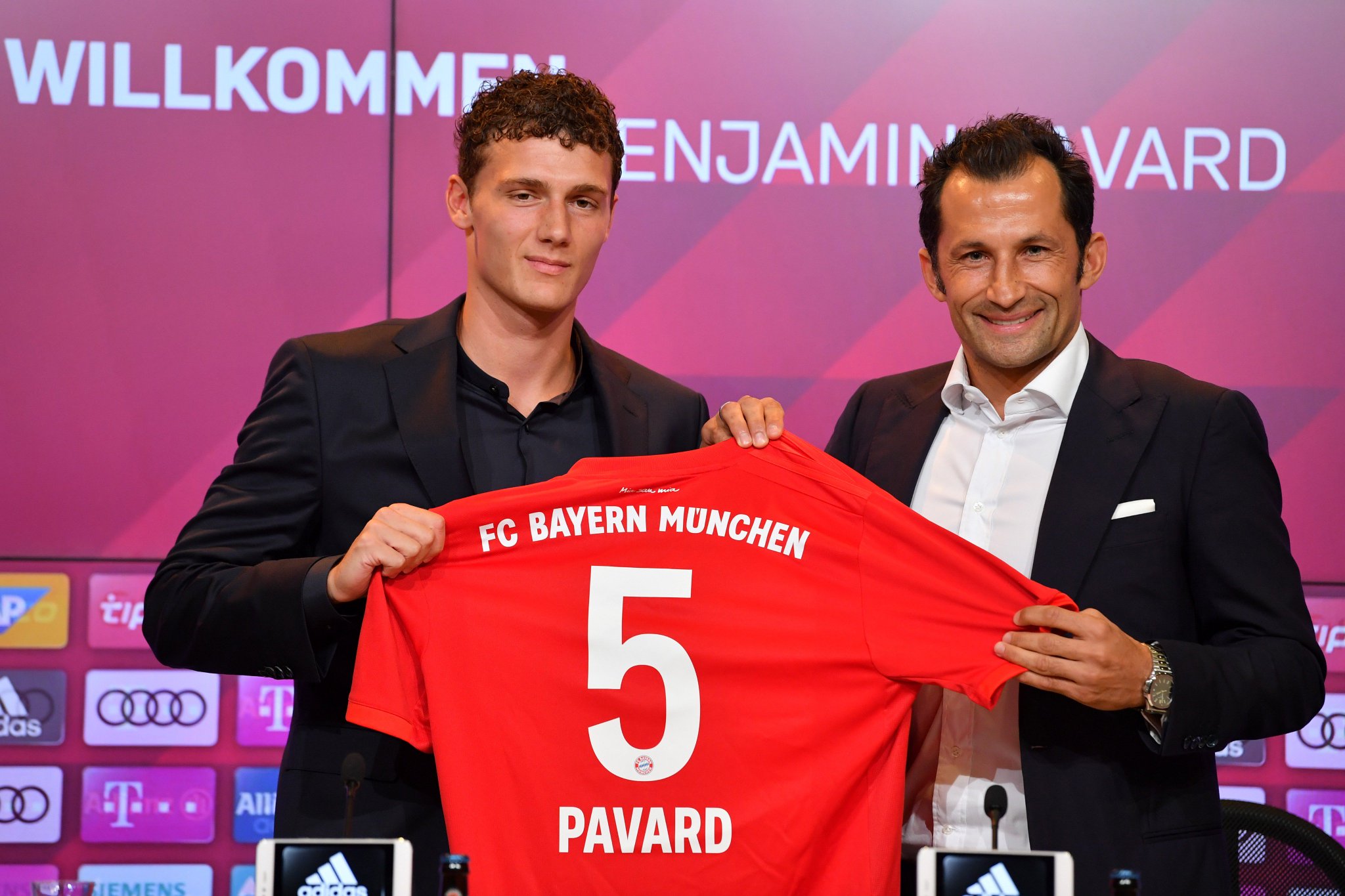 B R Football On Twitter Benjamin Pavard Arrives At Bayern Munich