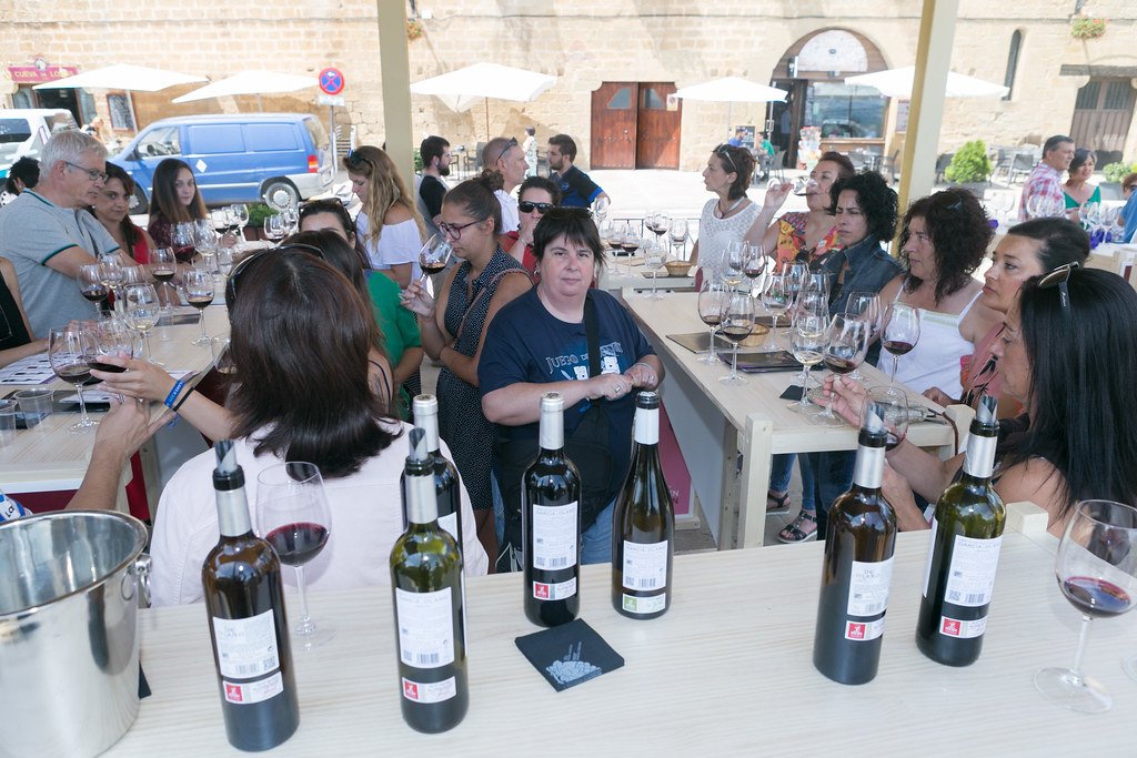 RiojaAlavesa's tweet photo. 12 bodegas y 30 vinos.  🍷

 Catas [En]Torno a la Mesa.

➡️ 20 de julio en Lapuebla de Labarca

@BodegasMurua , @valserrano , @amadorgarciabod , @BodegasBaigorri , @DominiodeBerzal , @BodegasMitarte , @FriasDelVal , @BodegasTierra , @diez_caballero ...

👉 https://t.co/Y7a2q2QHeo https://t.co/hnqAmkX9Os
