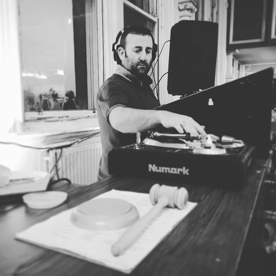 sac32uk's tweet photo. #screen32 have the amazing @kingbeak67 playing classic Bueller inspired records before our screening of #ferrisbuellersdayoff on 20th July at @StretfordPHall
Doors open from 6pm
 https://t.co/4OGmdDVacs

Thanks to @theneepster for the photo 🙏

#screen32 #immersivecinema https://t.co/wZ18tAingE