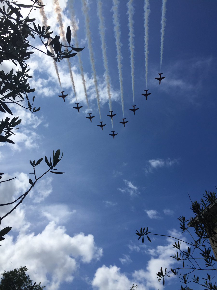That was a nice end to my week, just sat down for a pint and the Red Arrows fly over , Beautiful #cheltenham #redarrows Afternoon all. #chinchin #hag #nohaginsight #hoorah 👍🏼🍻🇬🇧