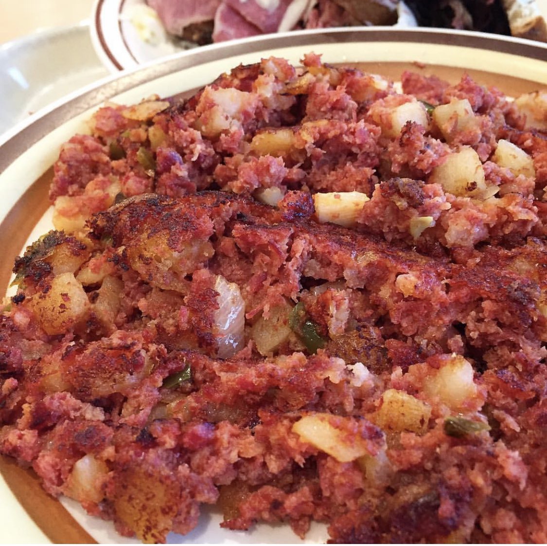 mannysdeli's tweet photo. Corned beef 🥩 hash anyone? Stop 🛑 in this weekend for brunch! #NowOpenSunday ❤️ https://t.co/ZJHl5s3n59