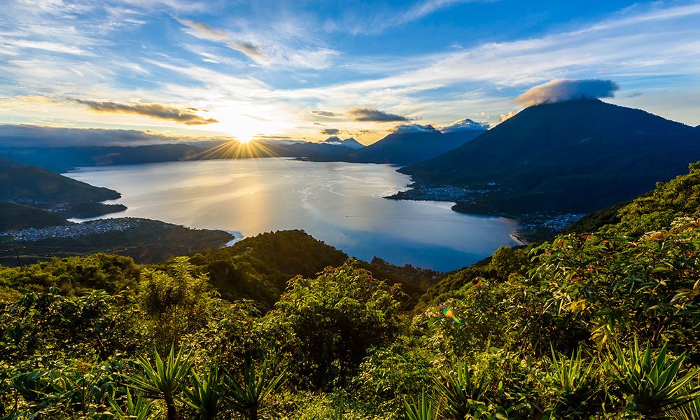 CartadeViajes's tweet photo. Ya disponible el último número de la revista CartadeViajes. Especial Lago Atitlán, en Guatemala, Isla Chiloé, en la Patagonia chilena y el Valle Sagrado de los Incas, en Perú ¡Léela Gratis! ➡️ https://t.co/3250S7PztT https://t.co/kbK1tWwhUW