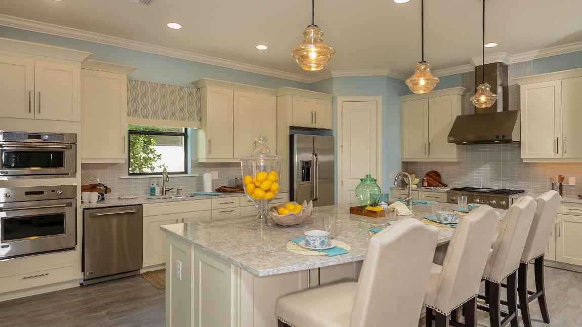 Do you prefer cabinets in a light or dark finish? Find your #NaplesFL #dreamhome today: fal.cn/32Tbi