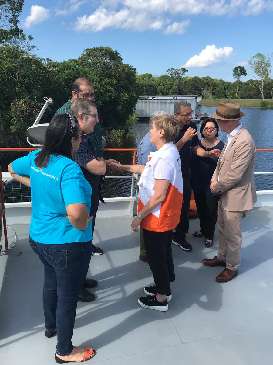visaomundialbr's tweet photo. O barco-hospital do #AmazonVida, um dos projetos da #VisãoMundial em Manaus, recebeu a visita do embaixador da Irlanda no Brasil, @AmbSeanHoy. Acompanhado pela diretora nacional @raissa_rossiter, o embaixador foi apresentado ao nosso trabalho junto à população ribeirinha. https://t.co/ch5bf5KFa8