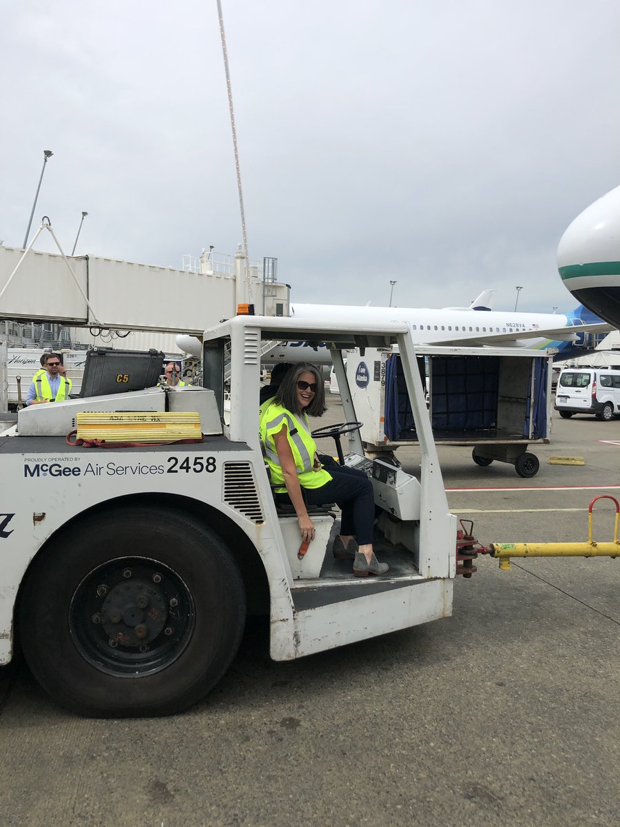 andrew_p_howell's tweet photo. @Kate_C_Mills navigating for the driver pushing this @AlaskaAir flight departing SeaTac. https://t.co/Y6Y0XRWYHn