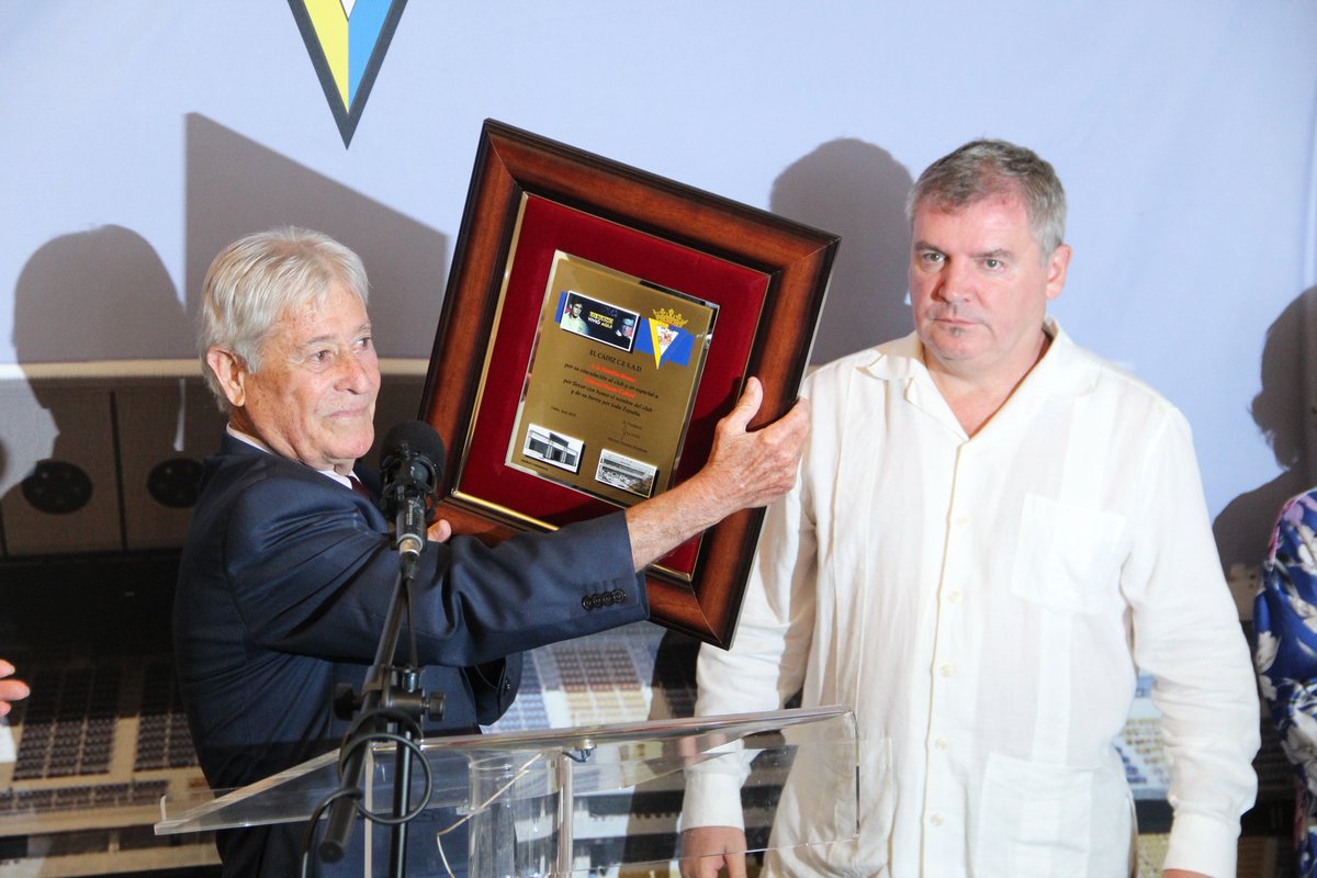 Manolín Bueno, junto a Manuel Vizcaíno, con la placa entregada por el Cádiz (Foto: CCF).