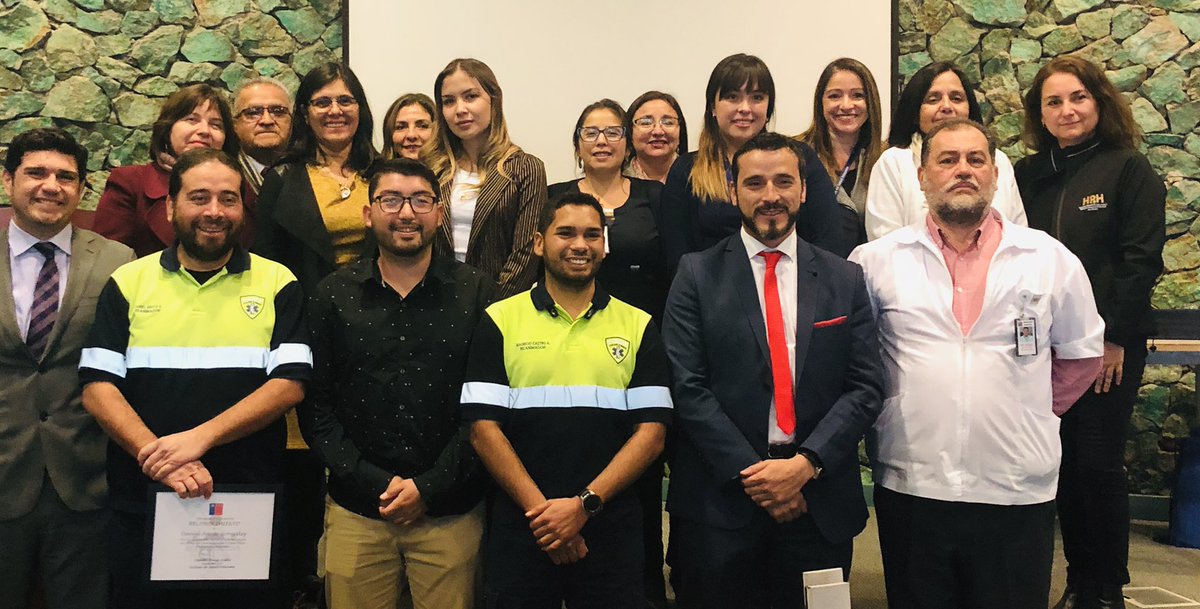 SSaludAtacama's tweet photo. Dir. Claudio Baeza @baezaavello agradece y destaca labor realizada por el equipo del @HphVallenar y SAMU #Vallenar durante el #EclipseSolarAtacama "Agradezco labor y gestión de cada uno de ustedes durante este evento único que tuvimos en la región". https://t.co/yqrVoC9nJO