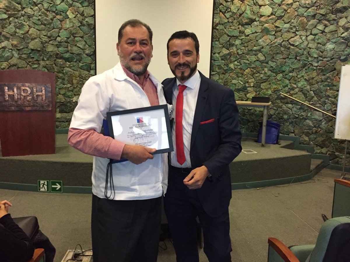 SSaludAtacama's tweet photo. Dir. Claudio Baeza @baezaavello agradece y destaca labor realizada por el equipo del @HphVallenar y SAMU #Vallenar durante el #EclipseSolarAtacama "Agradezco labor y gestión de cada uno de ustedes durante este evento único que tuvimos en la región". https://t.co/yqrVoC9nJO