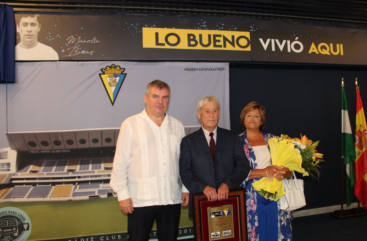 Manolín Bueno posa junto a Vizcaíno delante de la galería en su honor (Foto: CCF).