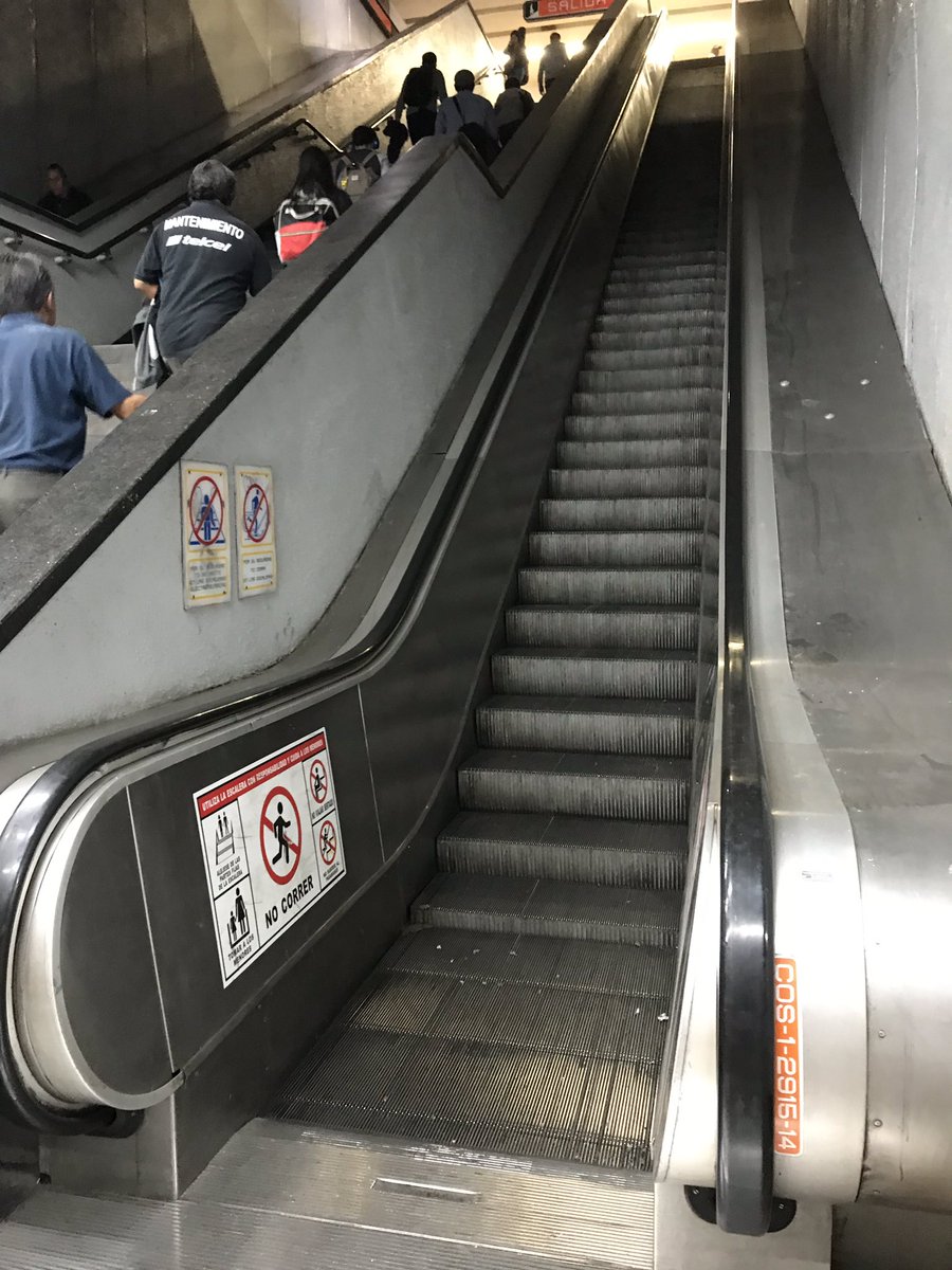 itorrejon_3's tweet photo. Otro día sin escaleras eléctricas en @MetroCDMX Constituyentes. Vamos por la tercera semana! https://t.co/Cb0IM3Izmk