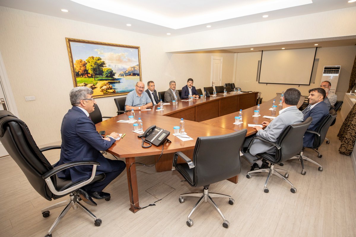 Sayın Valimiz Mehmet Emin Bilmez, Van'da temsilciliği bulunan parti başkanları ile Valilik Hüsrev Paşa toplantı salonunda bir araya geldi. Vali Bilmez Parti başkanlarına, "İlimizin sorunlarının çözüme ulaşması noktasında birlikte hareket etmeliyiz, birlik olmalıyız" dedi.