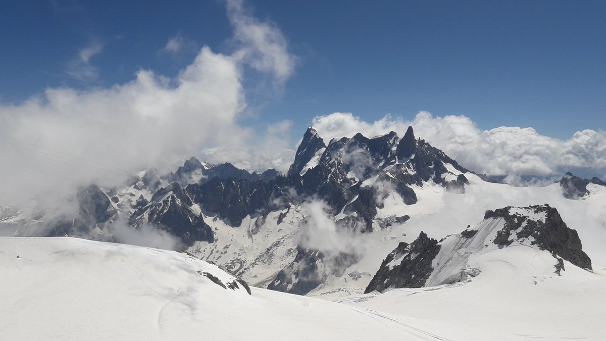 alexanderrclay's tweet photo. Yesterday out with @Mt_Lifestyle, today out with Bex. Once again, another super lap of the Eperon - feeling great at the altitude, happy days. Guiffra-Monaci (TD, 6a) @the_AMI #chamonix #climbing #eperon #classic #guifframonaci https://t.co/ftplvmI8xT