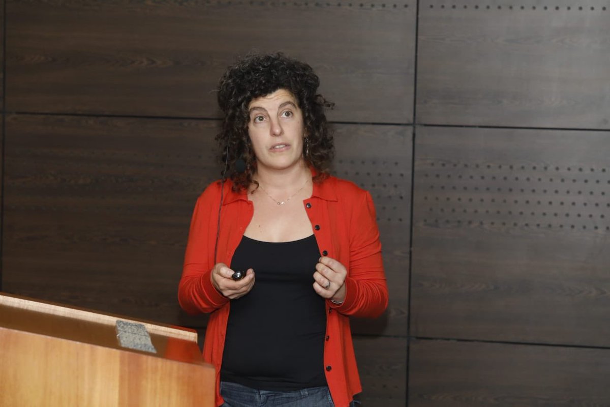 StatPhys27's tweet photo. Parallel Session at #StatPhys27 Ana Amador giving the talk "Low dimensional models and experiments to study neural dynamics in songbirds". https://t.co/ITM4HbtIHh