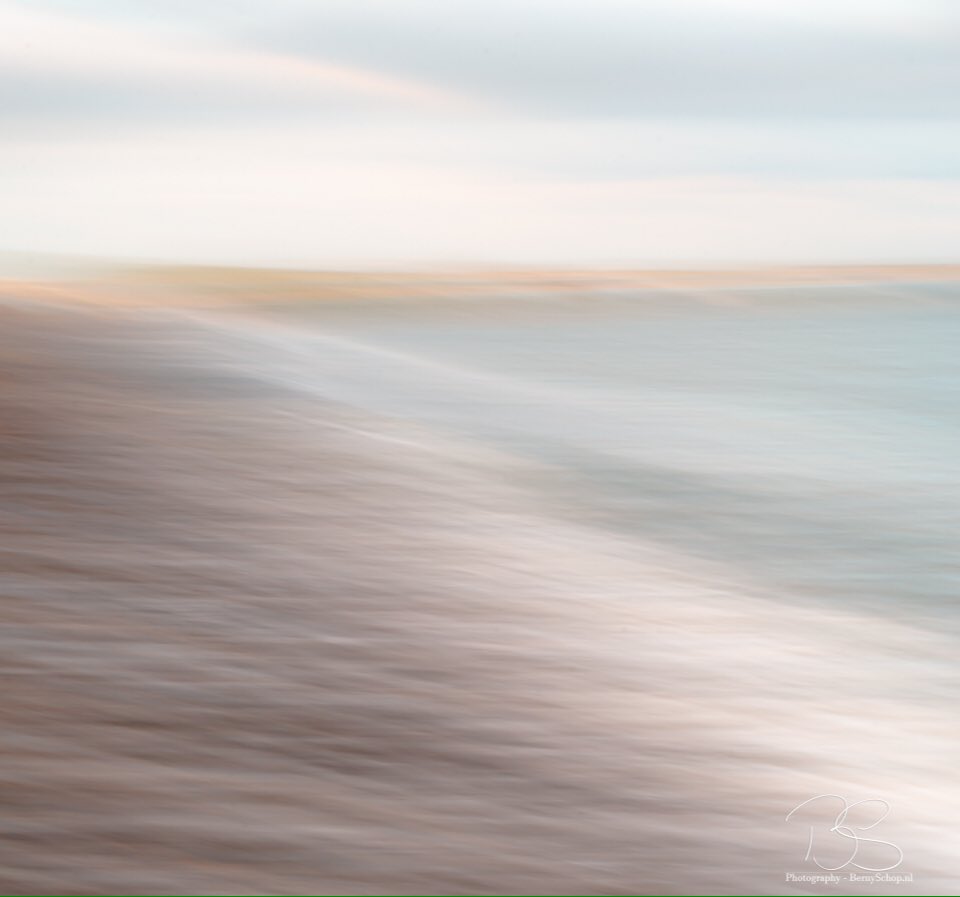 Door ICM (Intentional Camera Movement) toe te passen kun je toch mooie kunstwerkjes maken met je camera. 
<a href="/mooieluchten/">mooieluchten</a> #brouwersdam #fotografie #nikon #creatief #ouddorp <a href="/NatuurfotoNL/">Natuurfotografie.nl</a>