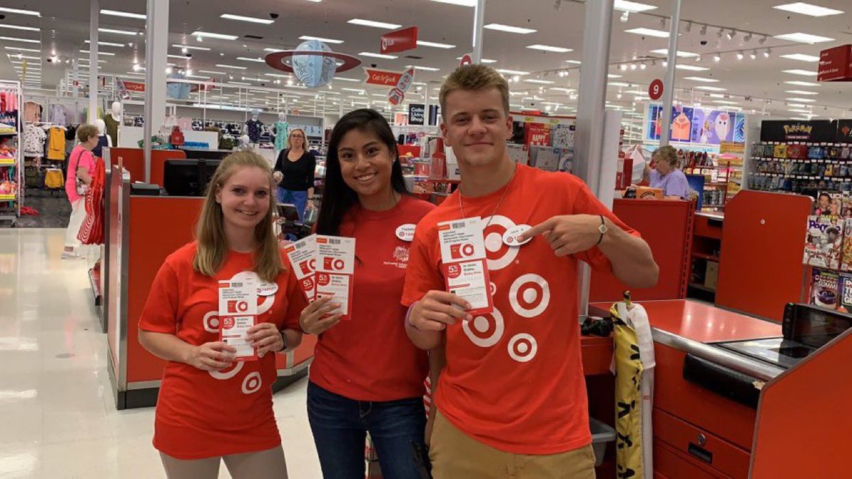 KeonTarget's tweet image. Ysabelle getting all the new TMs trained on being great Guest Advocates! Helping our guest save 5% each time they shop, with REDCARDS📕🔴🎯 !!
#GuestObsessed
@Dewayman @Maddog2898 @DuaneAtTarget @Bcan105