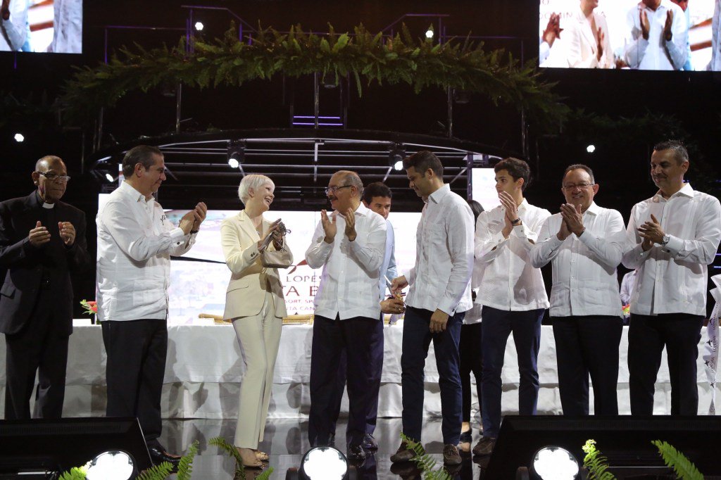 Comosedio's tweet photo. Inauguran exclusivo hotel en Bávaro. https://t.co/Gtwwlq6Mpx https://t.co/YKG9LN6prf